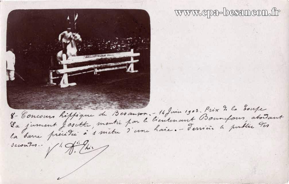 Concours hippique de Besançon - 14 Juin 1903. 8 - Prix de la Coupe. La jument Josette montée le lieutenant Bonnefour abordant la barre précédée à 1 mètre d'une haie. - Derrière le public des secondes.